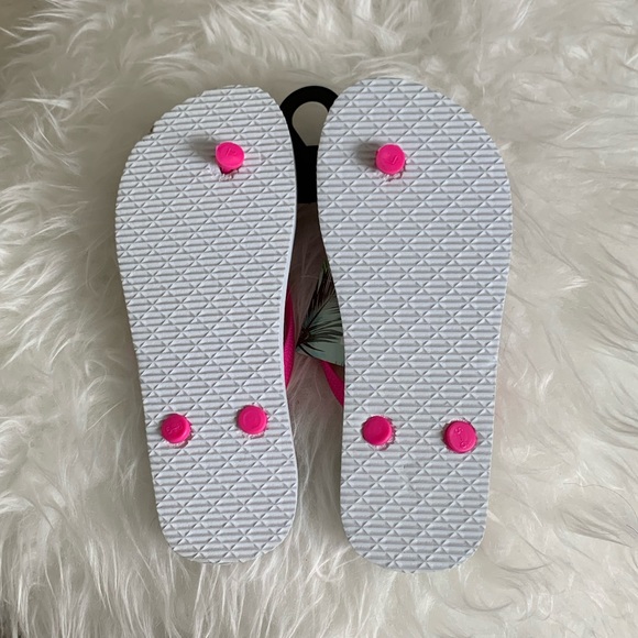 Children’s Hello Kitty hat with Flip flops - Picture 6 of 6